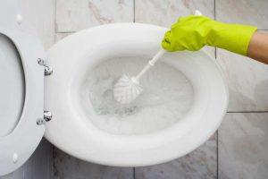 servicio de desatascos de váter Técnico fontanero desatascando un inodoro WC con equipos de agua a alta presión en un baño en Sevilla