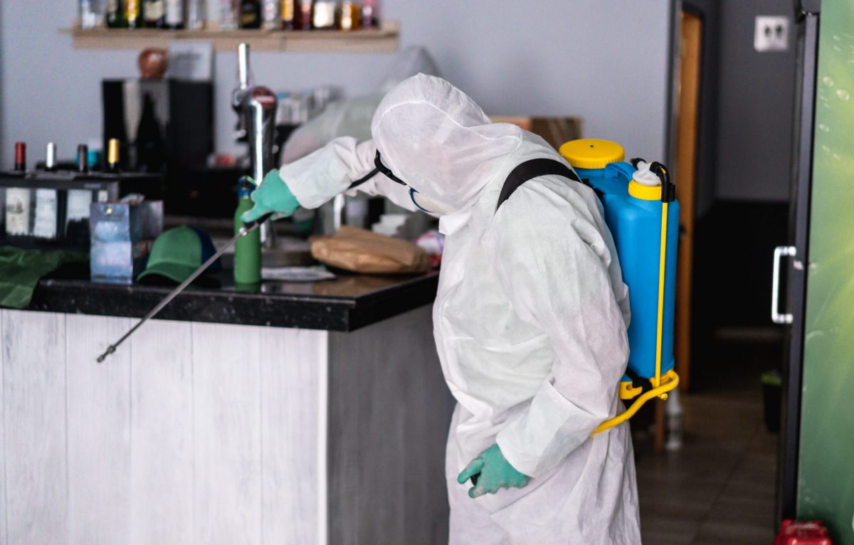 Limpieza de establecimientos de hostelería por coronavirus en Sevilla durante la nueva normalidad - Conlima